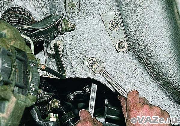 Снятие и установка рулевого механизма ВАЗ-2106